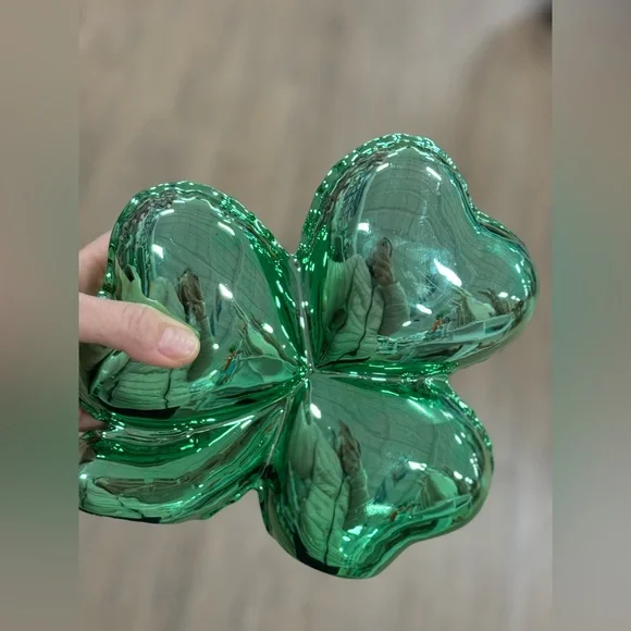 Green Clover-Shaped Home Art Decor - Picture 1 of 2